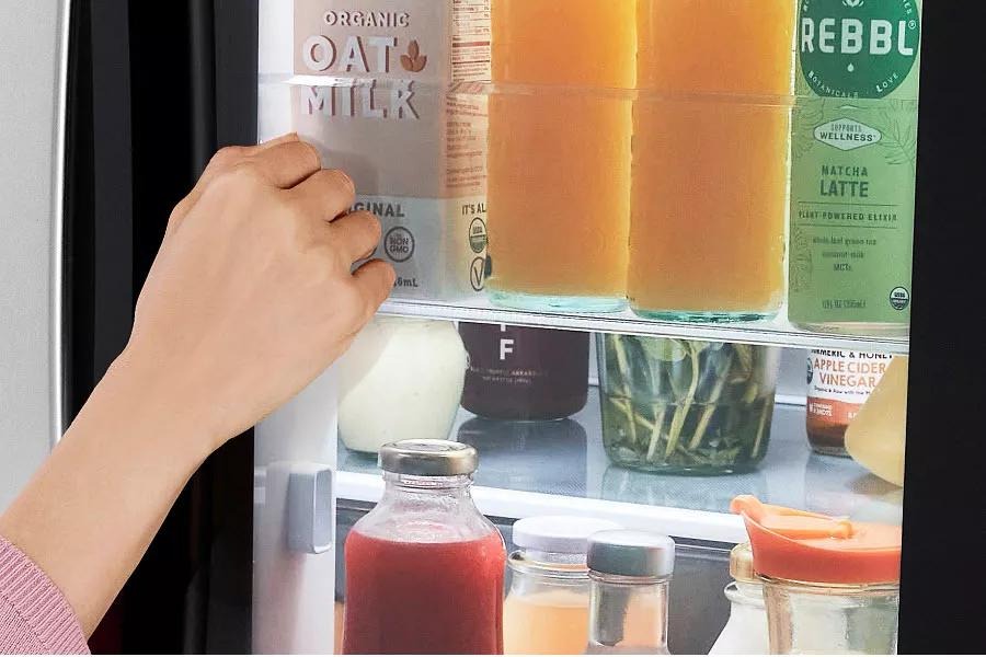 Knock-on-the-InstaView®-Window